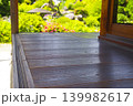 緑あふれる庭を望む古民家の縁側 139982617