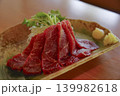 新鮮で美味しそうな赤身の馬刺し 139982618