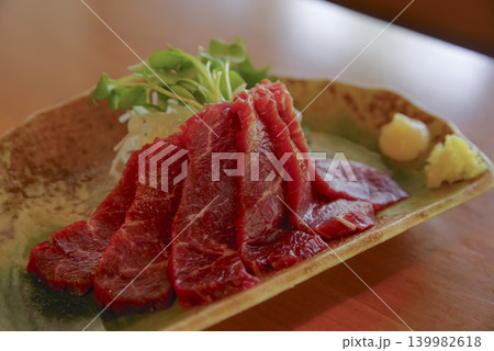 新鮮で美味しそうな赤身の馬刺し 139982618