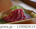 新鮮で美味しそうな赤身の馬刺し 139982619