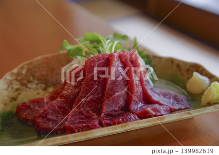新鮮で美味しそうな赤身の馬刺し 139982619
