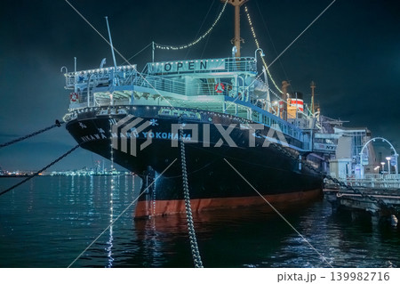 横浜港の夜景と氷川丸 横浜港の夜景と氷川丸 139982716