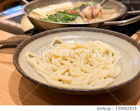 和食のもつ鍋。牛モツとニラと豆腐が具材の味噌味の鍋料理。締めに入れるうどん。 和食のもつ鍋。牛モツとニラと豆腐が具材の味噌味の鍋料理。締めに入れるうどん。 139982829