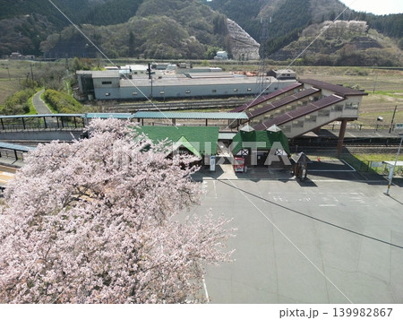 桜が満開のJR柳津駅 空撮 桜が満開のJR柳津駅 空撮 139982867