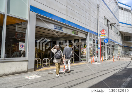 千葉県船橋市の都市風景　京成船橋駅前の飲食店 139982950