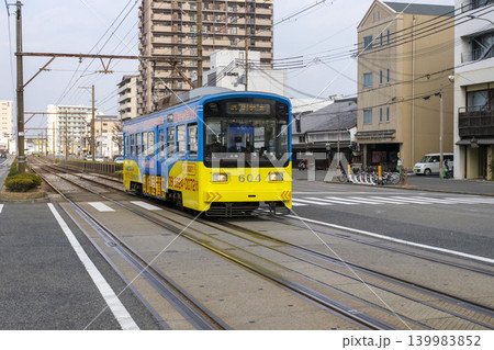大阪府堺市の中心街 大通り(大道筋・旧紀州街道)をいく阪堺電車の路面電車 (大阪府堺市堺区) 大阪府堺市の中心街 大通り(大道筋・旧紀州街道)をいく阪堺電車の路面電車 (大阪府堺市堺区) 139983852