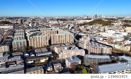 快晴の青空と密集する住宅地を捉えた俯瞰の都市風景 快晴の青空と密集する住宅地を捉えた俯瞰の都市風景 139983955