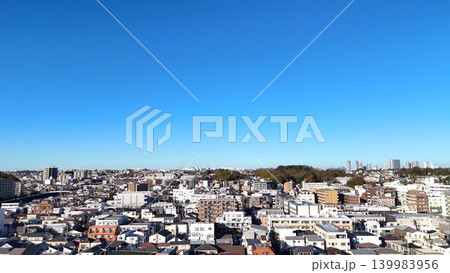 澄み切った青空と地平線まで続く横浜の穏やかな住宅街 139983956