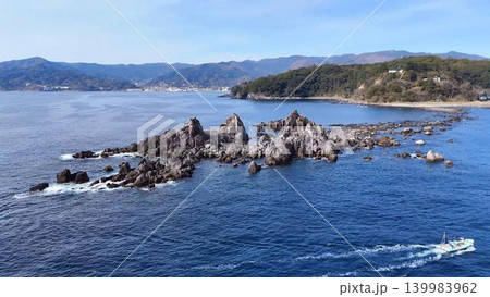 緑深い真鶴半島と名勝三ツ石を捉えた空撮│青空と相模湾が広がる絶景│船の軌跡と美しい自然風景 緑深い真鶴半島と名勝三ツ石を捉えた空撮│青空と相模湾が広がる絶景│船の軌跡と美しい自然風景 139983962