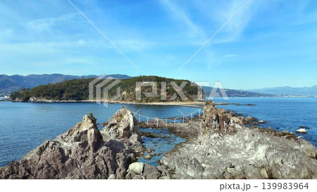 低空から迫る真鶴半島の三ツ石の絶景│荒々しい岩肌と青い海のコントラスト│神奈川県の美しい名勝 139983964