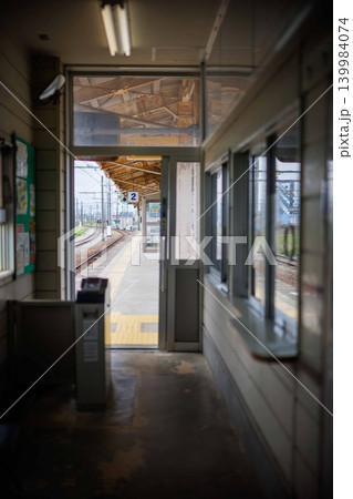 富山地方鉄道新魚津駅の改札口 富山地方鉄道新魚津駅の改札口 139984074