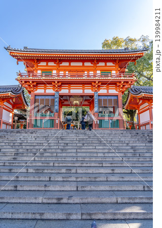 京都東山祇園町　八坂神社（祇園さん、八坂さん）　西楼門（重要文化財）平安時代中期に再建 139984211