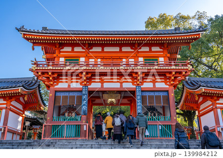 京都東山祇園町　八坂神社（祇園さん、八坂さん）　西楼門（重要文化財）平安時代中期に再建 139984212