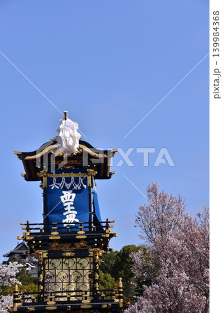 日本の愛知県の犬山祭り 車山と呼ばれる豪華な山車と犬山城の天守閣 満開の桜と青空の下、巡行する光景 日本の愛知県の犬山祭り 車山と呼ばれる豪華な山車と犬山城の天守閣 満開の桜と青空の下、巡行する光景 139984368