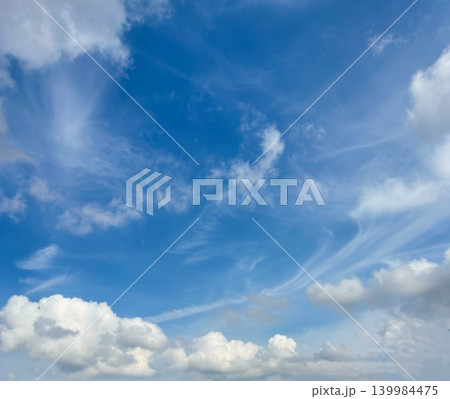 青空と白い雲の背景素材 139984475