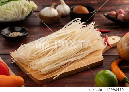 Dry instant small noodle 139984594
