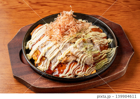 お好み焼き ソース香る鉄板焼きの定番粉もの料理 お好み焼き ソース香る鉄板焼きの定番粉もの料理 139984611