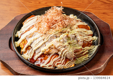 お好み焼き ソース香る鉄板焼きの定番粉もの料理 お好み焼き ソース香る鉄板焼きの定番粉もの料理 139984614