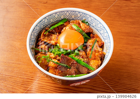 ミックスホルモン丼 甘辛ダレが食欲そそるホルモン丼 ミックスホルモン丼 甘辛ダレが食欲そそるホルモン丼 139984626