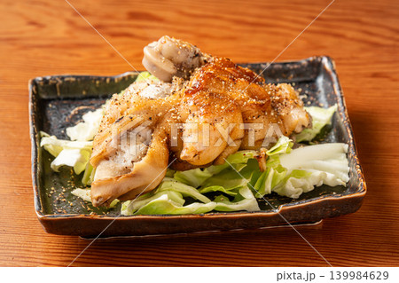 焼き豚足 香ばしく焼き上げたコラーゲンたっぷり豚足料理 139984629