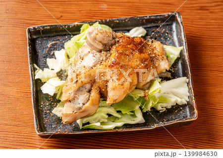 焼き豚足 香ばしく焼き上げたコラーゲンたっぷり豚足料理 139984630