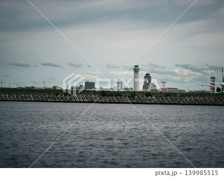 海越しに見える空港管制塔と曇り空の都市景観風景 139985515