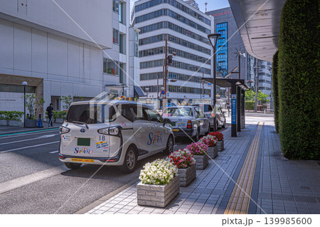 静鉄タクシーのりばで待機する車両と花壇で彩られた歩道の風景【静岡県静岡市】 139985600