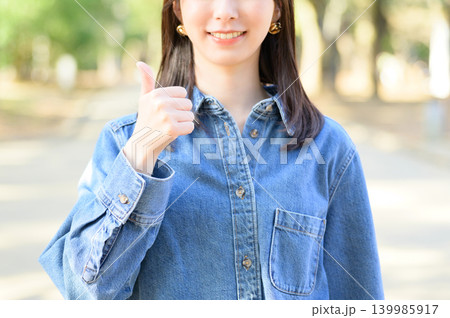 公園でグッドサインをする日本人女性 139985917