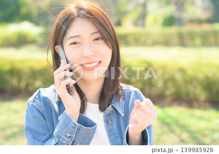 公園で通話をする日本人女性 公園で通話をする日本人女性 139985926