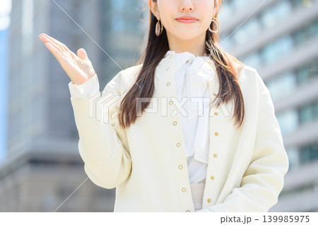 オフィス街で案内をする日本人ビジネスウーマン 139985975