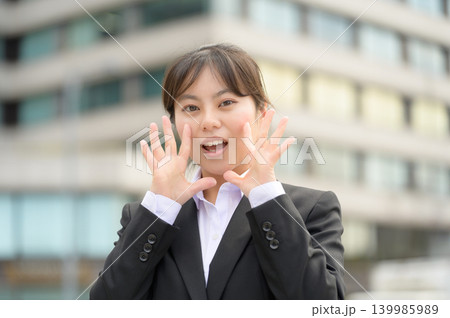 呼びかける20代日本人女性会社員 呼びかける20代日本人女性会社員 139985989