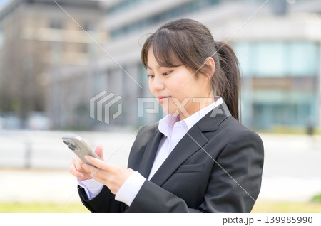 スマートフォンを操作する20代日本人女性会社員 139985990