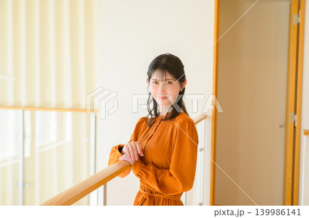 渡り廊下に立つ日本人女性 139986141
