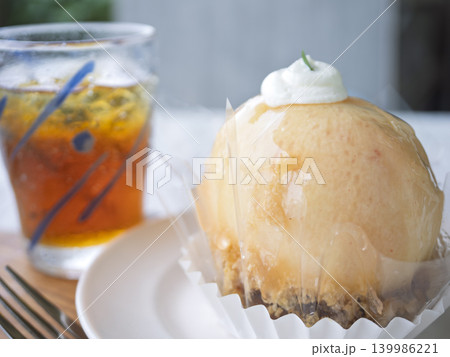夏の至福。瑞々しい丸ごと桃ケーキと紅茶 夏の至福。瑞々しい丸ごと桃ケーキと紅茶 139986221