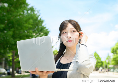 ノートパソコンを持つ日本人女性 ノートパソコンを持つ日本人女性 139986286