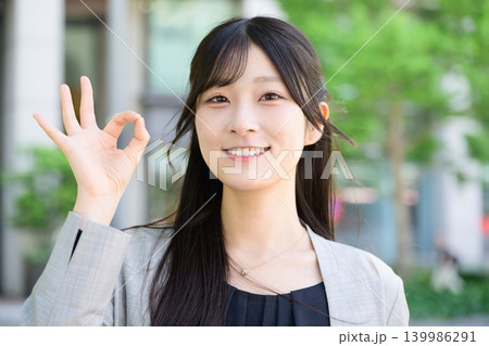 OKサインをする日本人女性 139986291