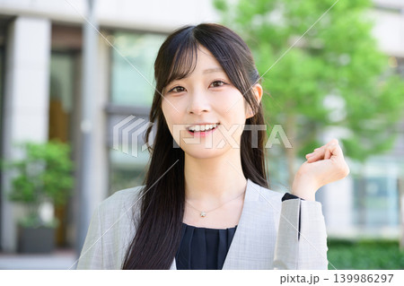 ガッツポーズをする日本人女性 ガッツポーズをする日本人女性 139986297