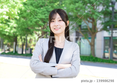 腕組みをする日本人女性 腕組みをする日本人女性 139986298