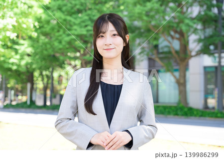 手を組む日本人女性 139986299