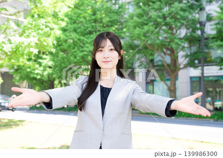 両手を広げる日本人女性 139986300