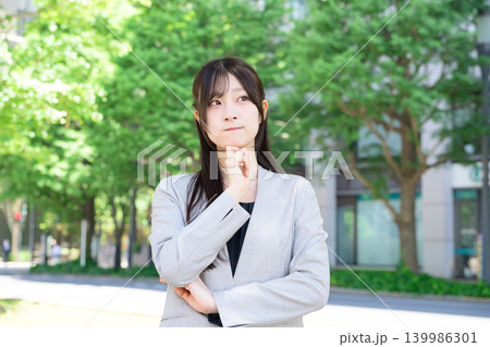 悩む日本人女性 悩む日本人女性 139986301