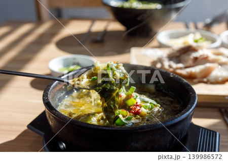 Traditional Jeju Pork and Seaweed Soup Momguk in Earthenware Pot 139986572