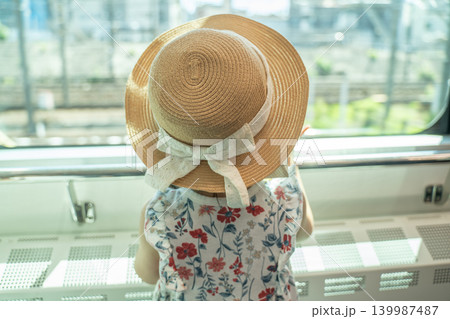 電車から外を眺める女の子 電車から外を眺める女の子 139987487