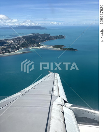 飛行機から見た南国へのフライト風景 139987620