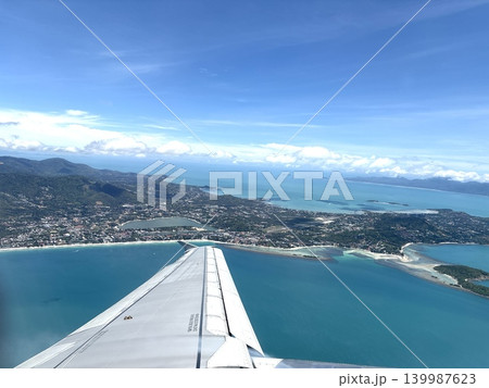 飛行機から見た南国へのフライト風景 139987623