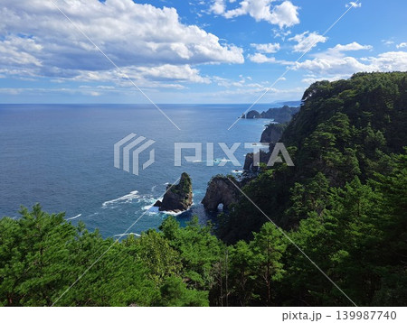 展望台から望む青空と白い雲 三陸海岸・北山崎の断崖絶壁 展望台から望む青空と白い雲 三陸海岸・北山崎の断崖絶壁 139987740