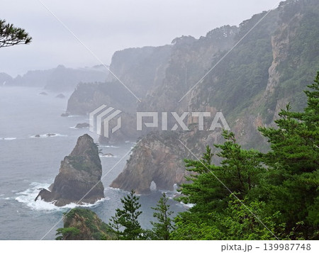 曇り空と霧に包まれた三陸海岸・北山崎の断崖絶壁 139987748