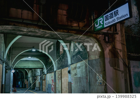 夜のJR鶴見線「国道駅」(南口) 夜のJR鶴見線「国道駅」(南口) 139988325