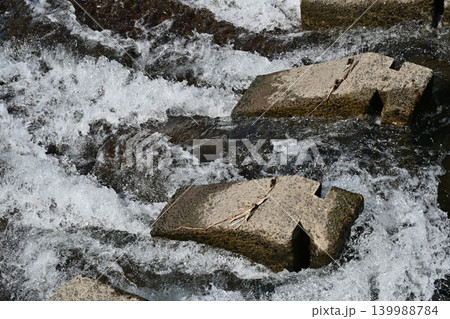 河川の氾濫・増水　溢水　越水　A river overflows 139988784