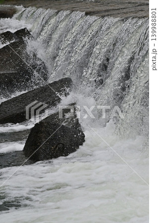河川の氾濫・増水　溢水　越水　A river overflows 139988801